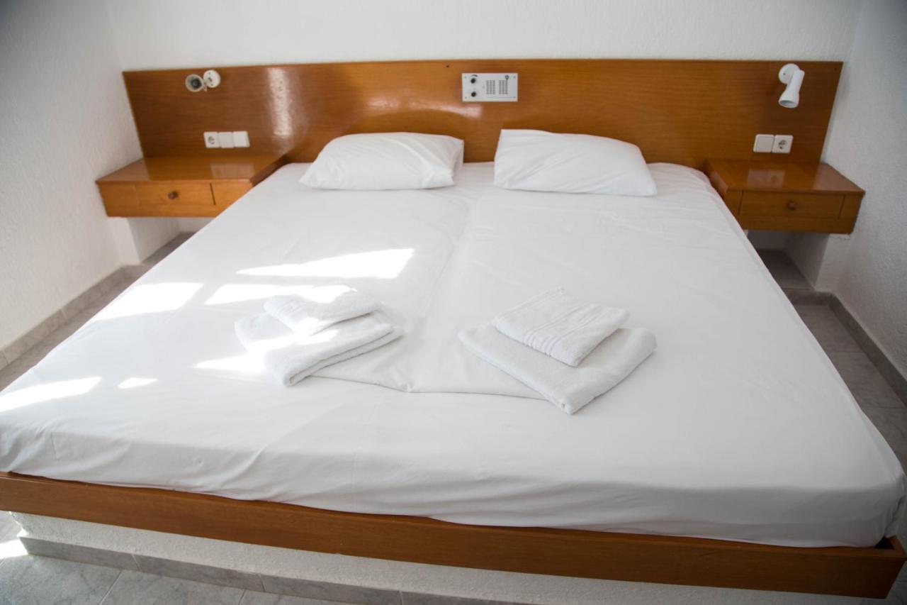 Artemis Aparthotel Makrýgialos Exteriör bild