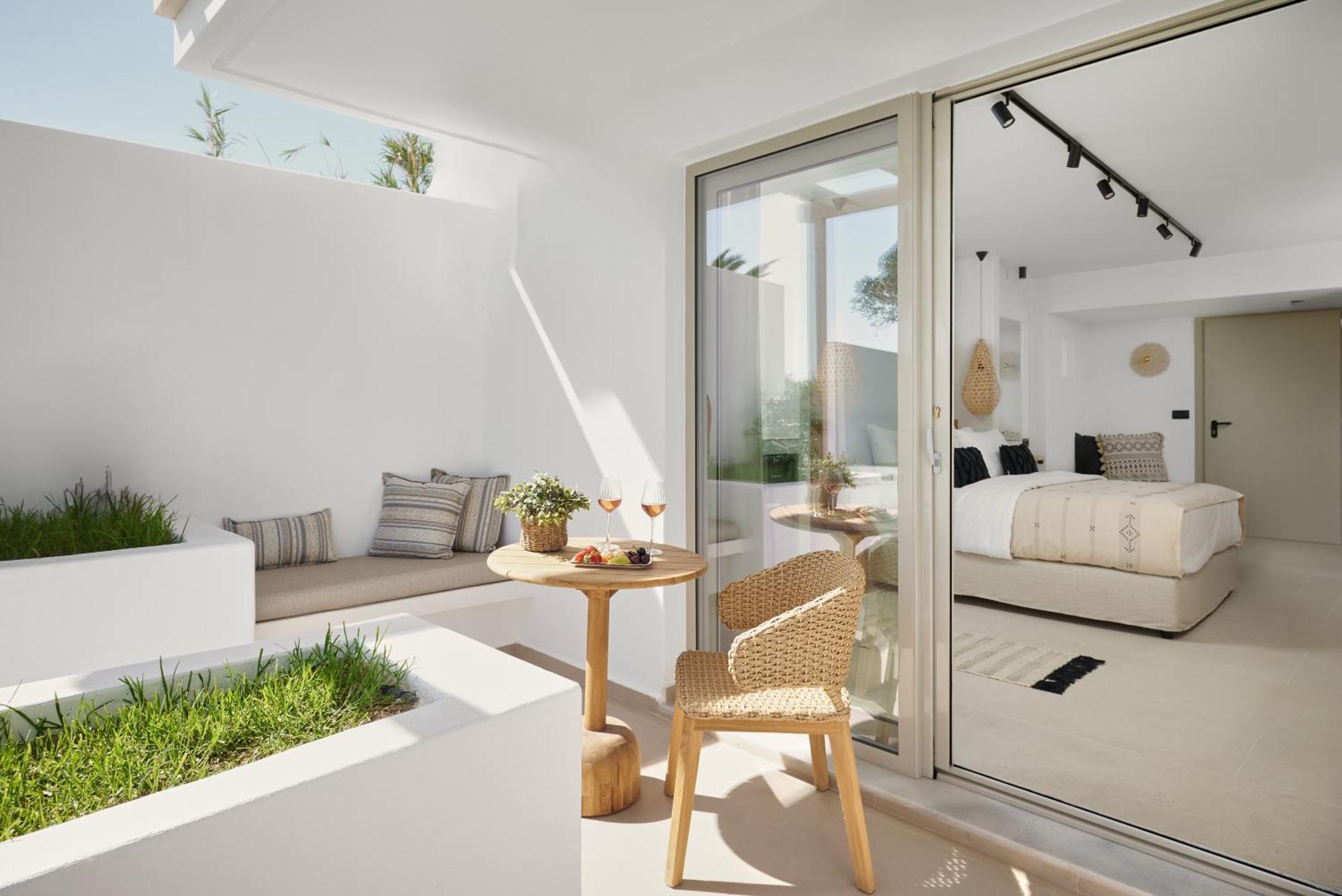 Artemis Aparthotel Makrýgialos Exteriör bild